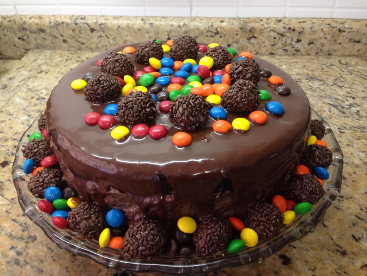Bolo de chocolate de aniversario com muito brigadeiro
