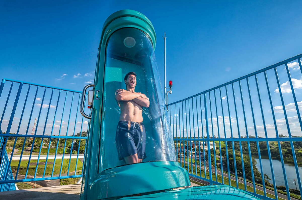 Turista na cápsula do toboágua no Wet’n Wild Itupeva Turista dentro da cápsula de lançamento de um toboágua no Wet’n Wild Itupeva, prestes a iniciar a descida