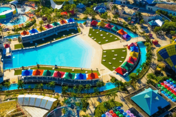 Vista panorâmica do parque aquático Wet’n Wild em Itupeva, com piscinas, toboáguas coloridos e áreas de lazer rodeadas por vegetação