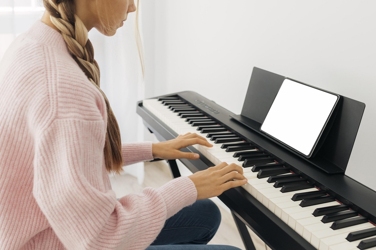 Jovem tocando piano digital Jovem tocando piano digital