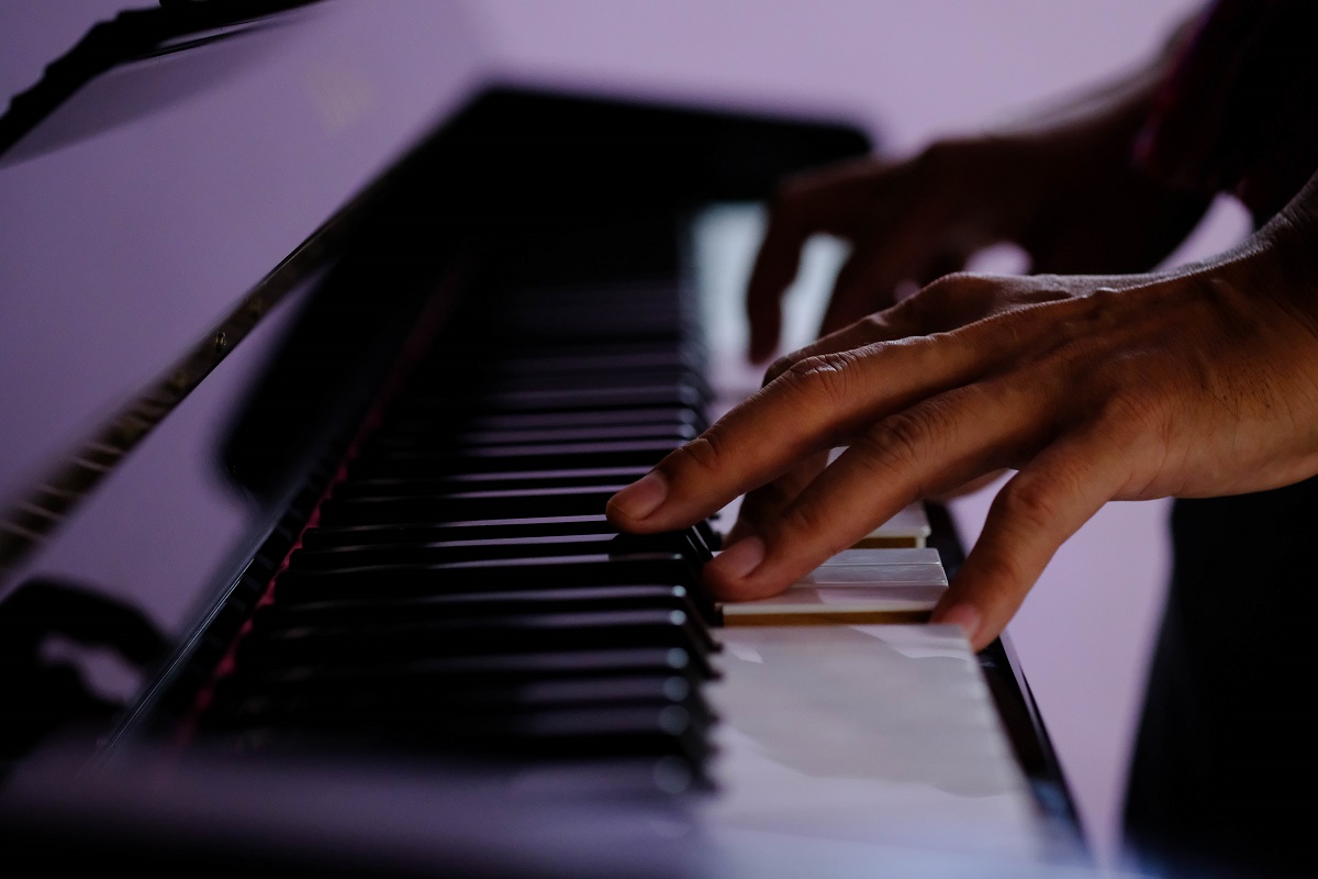 Mão tocando piano Mão tocando piano