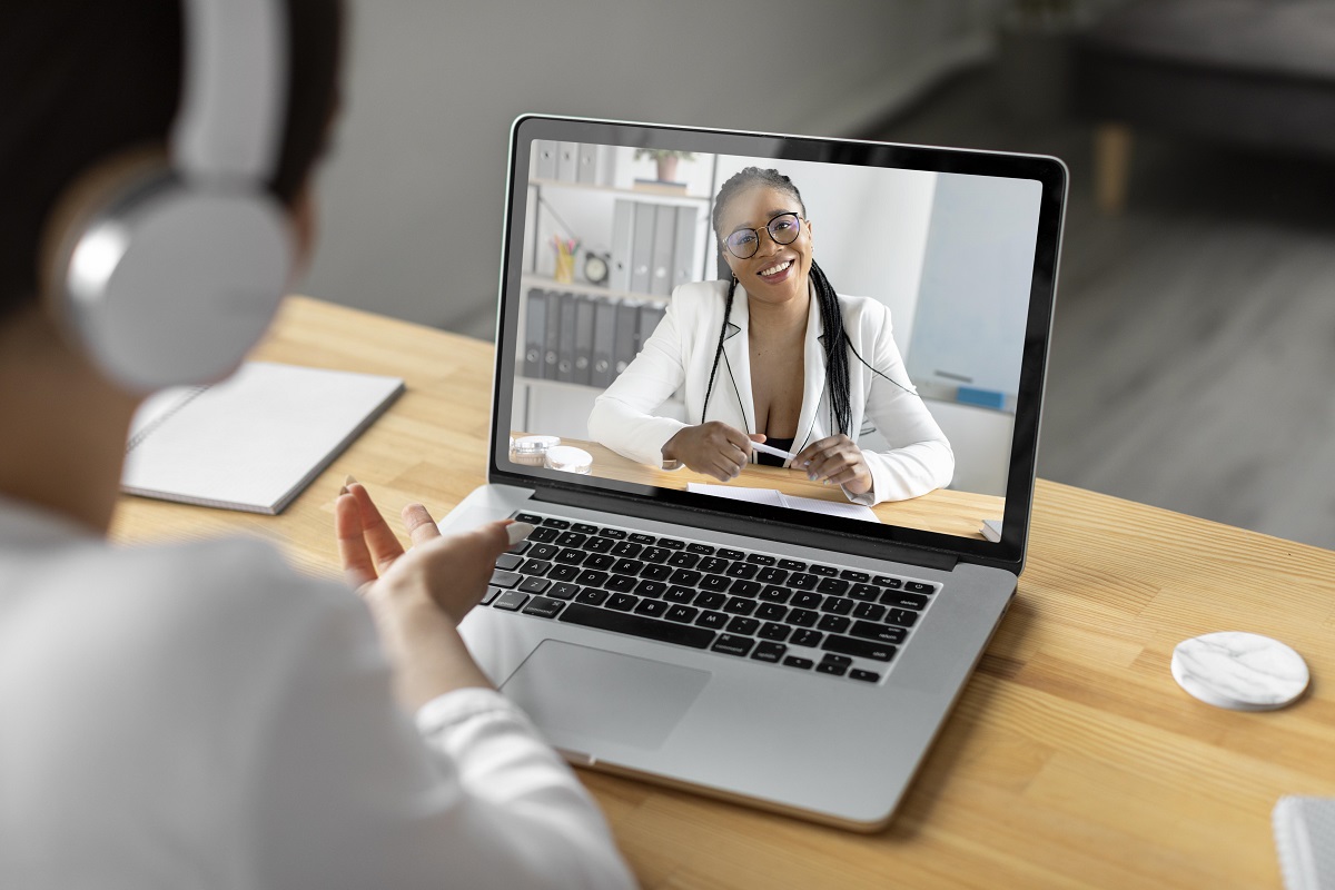 Mulher sendo atendida de forma virtual em plataforma online Mulher sendo atendida de forma virtual em plataforma online