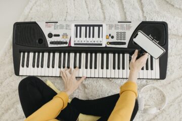 Vista de uma jovem tocando piano