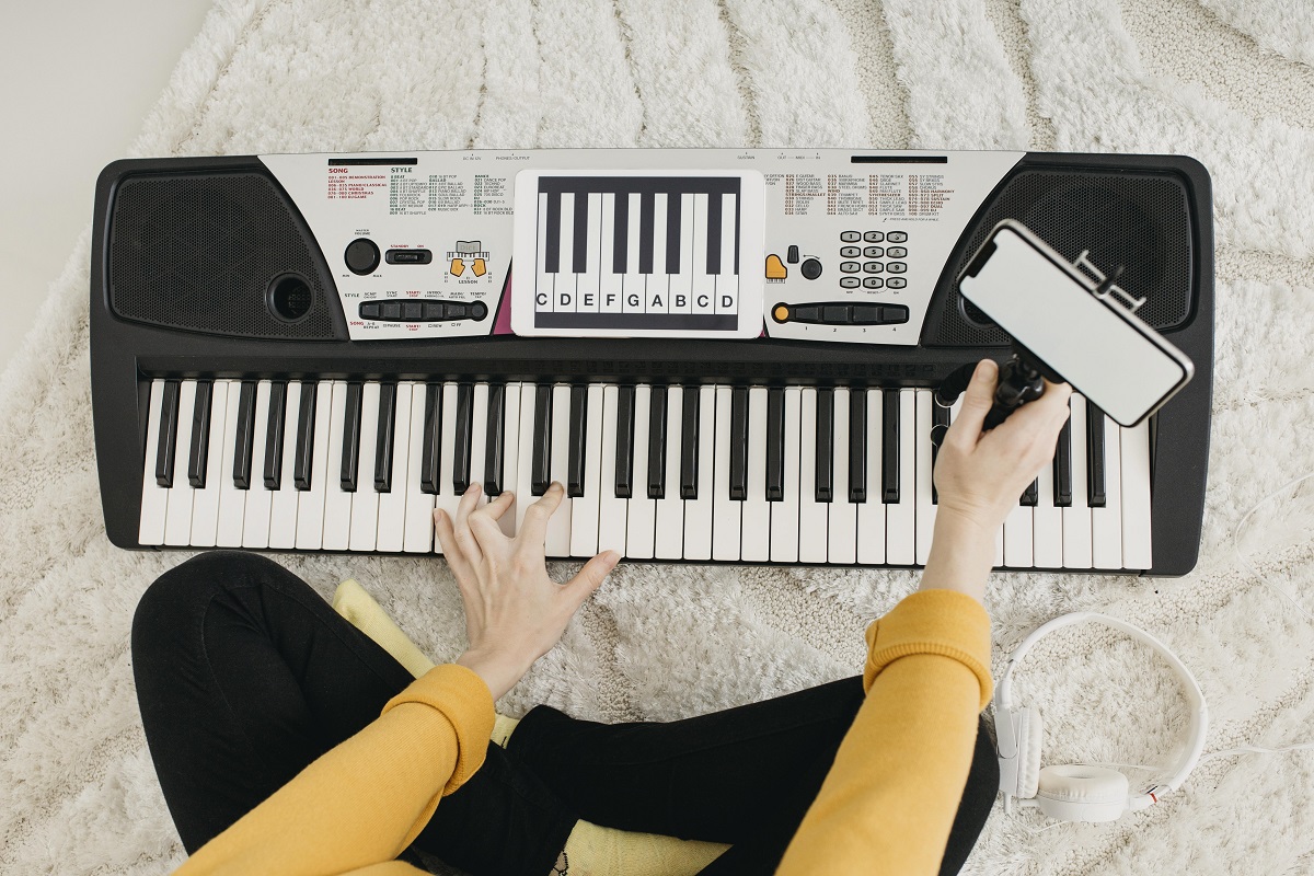 Vista de uma jovem tocando piano