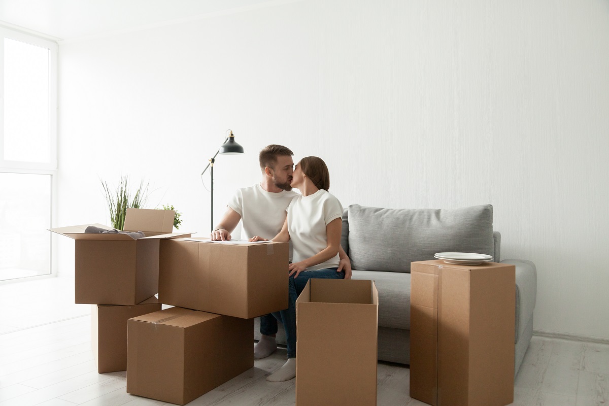 Casal se mudando para uma nova casa Casal se mudando para uma nova casa