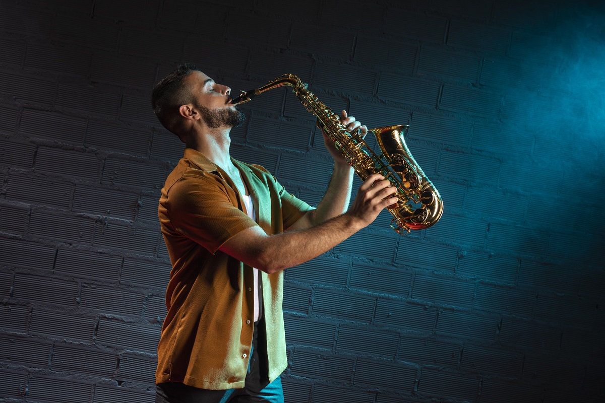 Homem de altura média tocando saxofone