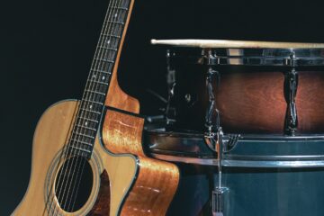 Vários instrumentos musicais em uma foto