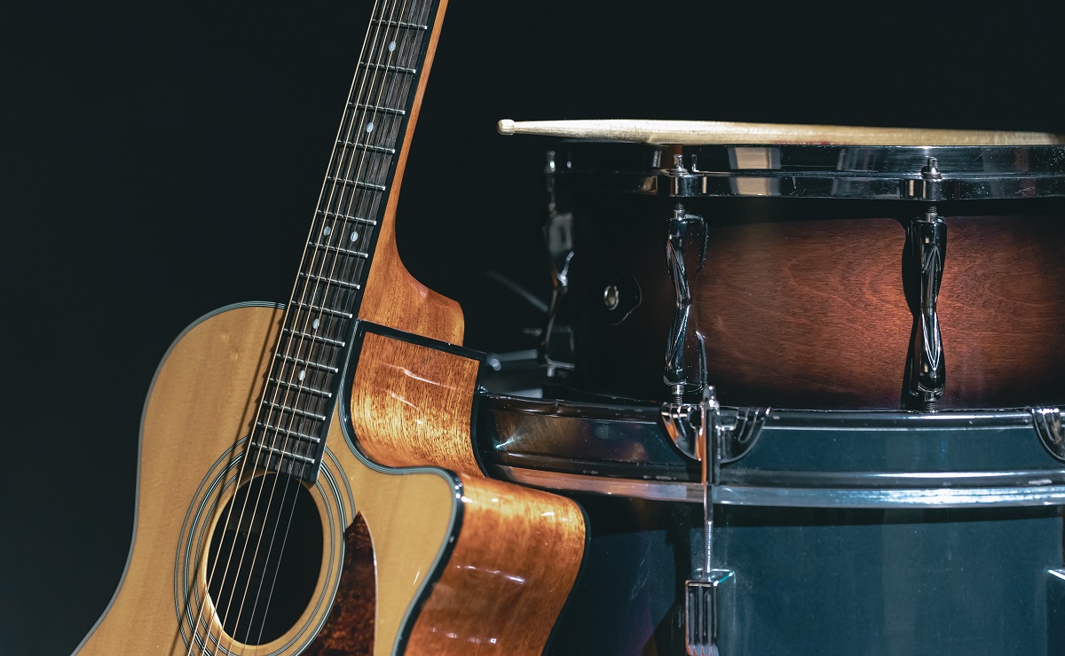 Vários instrumentos musicais em uma foto
