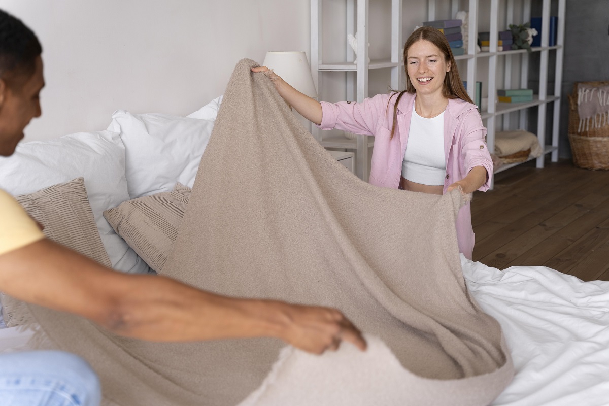 Casal arrumando roupa de cama de algodão Casal arrumando roupa de cama de algodão