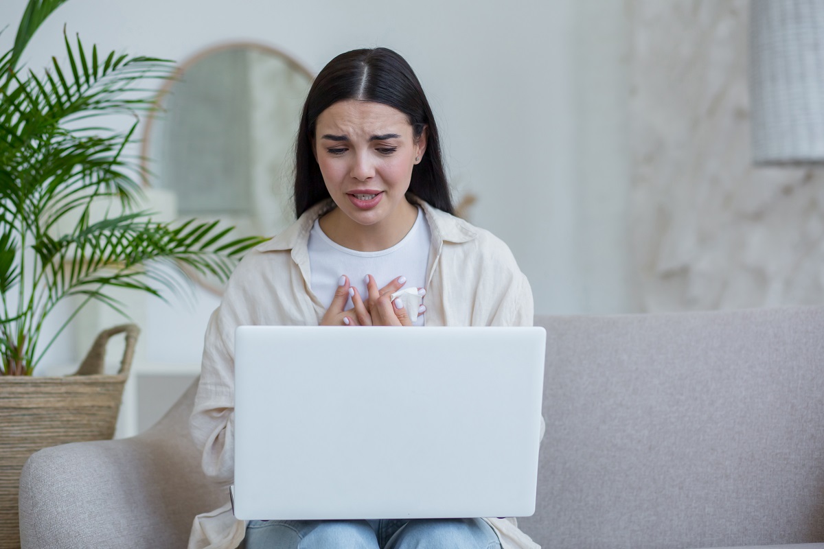 Mulher em terapia online com seu computador Mulher em terapia online com seu computador