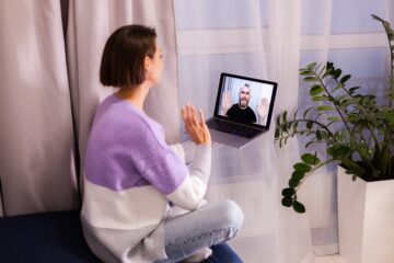 Psicólogo fazendo atendimento online