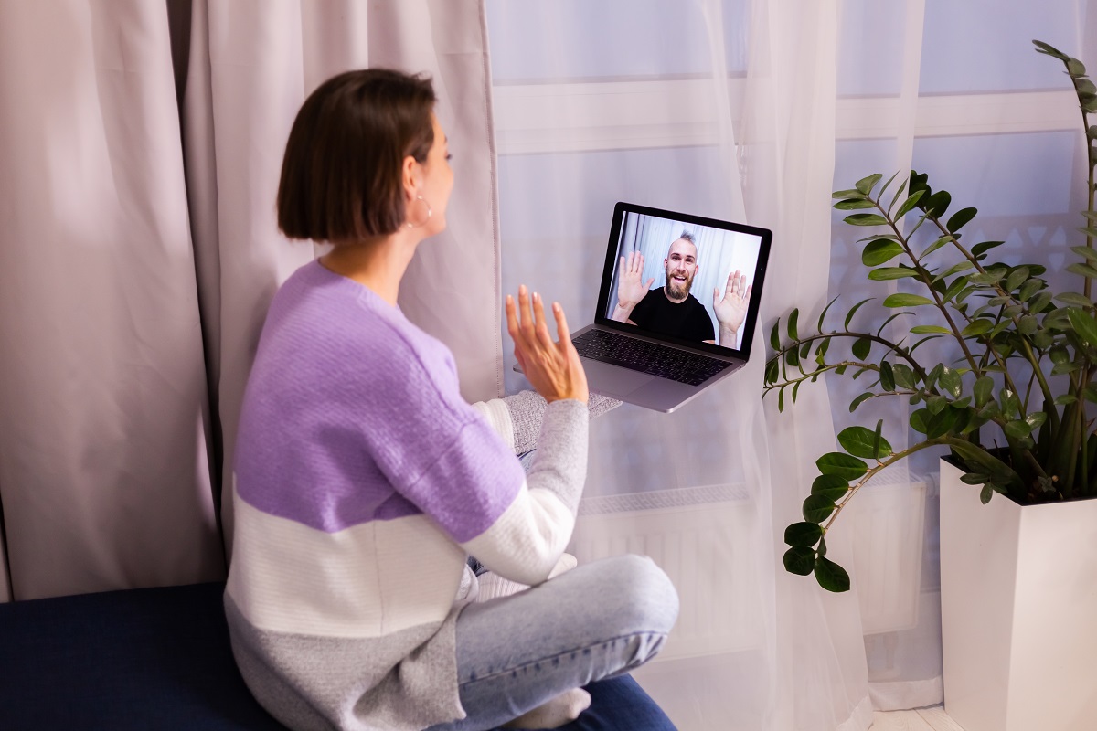 Psicólogo fazendo atendimento online